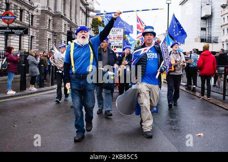 Der pro-EU-Demonstrator Steve Bray (rechts) schließt sich einer Gruppe von Anti-Brexit-Aktivisten aus Yorkshire an, die am 7. Oktober 2019 an der Parliament Street in London, England, vorbeiziehen. (Foto von David Cliff/NurPhoto) Stockfoto