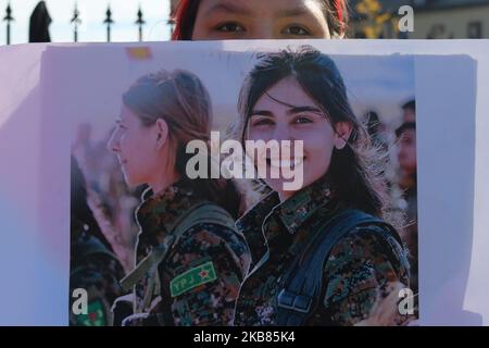Kurdische Aktivisten und ihre Anhänger während des Protestes 'Rzeszow - Rojawa - eine gemeinsame Sache!' Gegen die türkische Invasion Syriens-Kurdistans, die im Stadtzentrum von Rzeszow vor dem Revolutionary Act Monument organisiert wurde. Am Samstag, den 12. Oktober 2019, in Rzeszow, Woiwodschaft Podkarpackie, Polen. (Foto von Artur Widak/NurPhoto) Stockfoto