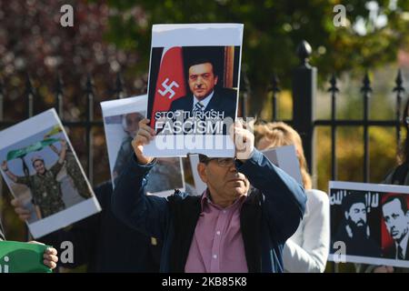 Kurdische Aktivisten und ihre Anhänger während des Protestes 'Rzeszow - Rojawa - eine gemeinsame Sache!' Gegen die türkische Invasion Syriens-Kurdistans, die im Stadtzentrum von Rzeszow vor dem Revolutionary Act Monument organisiert wurde. Am Samstag, den 12. Oktober 2019, in Rzeszow, Woiwodschaft Podkarpackie, Polen. (Foto von Artur Widak/NurPhoto) Stockfoto