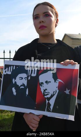 Kurdische Aktivisten und ihre Anhänger während des Protestes 'Rzeszow - Rojawa - eine gemeinsame Sache!' Gegen die türkische Invasion Syriens-Kurdistans, die im Stadtzentrum von Rzeszow vor dem Revolutionary Act Monument organisiert wurde. Am Samstag, den 12. Oktober 2019, in Rzeszow, Woiwodschaft Podkarpackie, Polen. (Foto von Artur Widak/NurPhoto) Stockfoto
