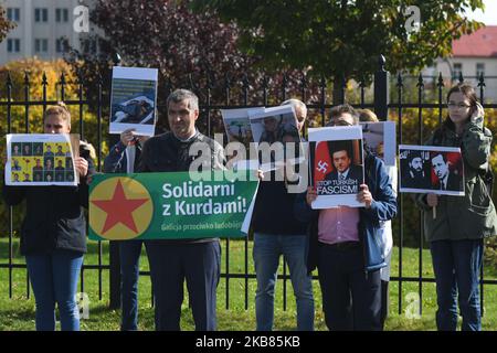 Kurdische Aktivisten und ihre Anhänger während des Protestes 'Rzeszow - Rojawa - eine gemeinsame Sache!' Gegen die türkische Invasion Syriens-Kurdistans, die im Stadtzentrum von Rzeszow vor dem Revolutionary Act Monument organisiert wurde. Am Samstag, den 12. Oktober 2019, in Rzeszow, Woiwodschaft Podkarpackie, Polen. (Foto von Artur Widak/NurPhoto) Stockfoto