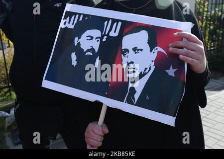 Kurdische Aktivisten und ihre Anhänger während des Protestes 'Rzeszow - Rojawa - eine gemeinsame Sache!' Gegen die türkische Invasion Syriens-Kurdistans, die im Stadtzentrum von Rzeszow vor dem Revolutionary Act Monument organisiert wurde. Am Samstag, den 12. Oktober 2019, in Rzeszow, Woiwodschaft Podkarpackie, Polen. (Foto von Artur Widak/NurPhoto) Stockfoto