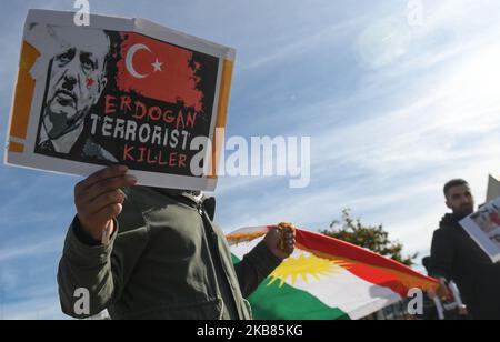 Kurdische Aktivisten und ihre Anhänger während des Protestes 'Rzeszow - Rojawa - eine gemeinsame Sache!' Gegen die türkische Invasion Syriens-Kurdistans, die im Stadtzentrum von Rzeszow vor dem Revolutionary Act Monument organisiert wurde. Am Samstag, den 12. Oktober 2019, in Rzeszow, Woiwodschaft Podkarpackie, Polen. (Foto von Artur Widak/NurPhoto) Stockfoto
