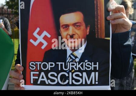 Kurdische Aktivisten und ihre Anhänger während des Protestes 'Rzeszow - Rojawa - eine gemeinsame Sache!' Gegen die türkische Invasion Syriens-Kurdistans, die im Stadtzentrum von Rzeszow vor dem Revolutionary Act Monument organisiert wurde. Am Samstag, den 12. Oktober 2019, in Rzeszow, Woiwodschaft Podkarpackie, Polen. (Foto von Artur Widak/NurPhoto) Stockfoto