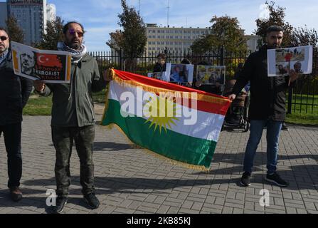 Kurdische Aktivisten und ihre Anhänger während des Protestes 'Rzeszow - Rojawa - eine gemeinsame Sache!' Gegen die türkische Invasion Syriens-Kurdistans, die im Stadtzentrum von Rzeszow vor dem Revolutionary Act Monument organisiert wurde. Am Samstag, den 12. Oktober 2019, in Rzeszow, Woiwodschaft Podkarpackie, Polen. (Foto von Artur Widak/NurPhoto) Stockfoto