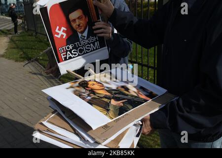Kurdische Aktivisten und ihre Anhänger während des Protestes 'Rzeszow - Rojawa - eine gemeinsame Sache!' Gegen die türkische Invasion Syriens-Kurdistans, die im Stadtzentrum von Rzeszow vor dem Revolutionary Act Monument organisiert wurde. Am Samstag, den 12. Oktober 2019, in Rzeszow, Woiwodschaft Podkarpackie, Polen. (Foto von Artur Widak/NurPhoto) Stockfoto