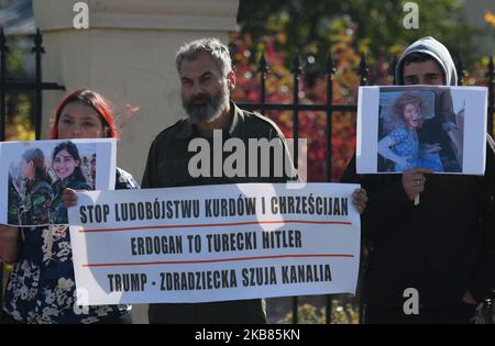 Kurdische Aktivisten und ihre Anhänger während des Protestes 'Rzeszow - Rojawa - eine gemeinsame Sache!' Gegen die türkische Invasion Syriens-Kurdistans, die im Stadtzentrum von Rzeszow vor dem Revolutionary Act Monument organisiert wurde. Am Samstag, den 12. Oktober 2019, in Rzeszow, Woiwodschaft Podkarpackie, Polen. (Foto von Artur Widak/NurPhoto) Stockfoto
