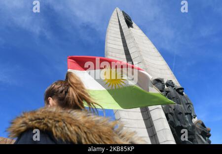 Kurdische Aktivisten und ihre Anhänger während des Protestes 'Rzeszow - Rojawa - eine gemeinsame Sache!' Gegen die türkische Invasion Syriens-Kurdistans, die im Stadtzentrum von Rzeszow vor dem Revolutionary Act Monument organisiert wurde. Am Samstag, den 12. Oktober 2019, in Rzeszow, Woiwodschaft Podkarpackie, Polen. (Foto von Artur Widak/NurPhoto) Stockfoto