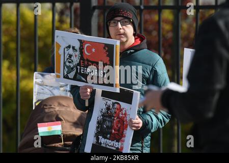 Kurdische Aktivisten und ihre Anhänger während des Protestes 'Rzeszow - Rojawa - eine gemeinsame Sache!' Gegen die türkische Invasion Syriens-Kurdistans, die im Stadtzentrum von Rzeszow vor dem Revolutionary Act Monument organisiert wurde. Am Samstag, den 12. Oktober 2019, in Rzeszow, Woiwodschaft Podkarpackie, Polen. (Foto von Artur Widak/NurPhoto) Stockfoto