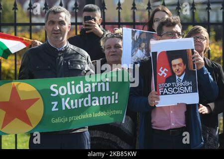Kurdische Aktivisten und ihre Anhänger während des Protestes 'Rzeszow - Rojawa - eine gemeinsame Sache!' Gegen die türkische Invasion Syriens-Kurdistans, die im Stadtzentrum von Rzeszow vor dem Revolutionary Act Monument organisiert wurde. Am Samstag, den 12. Oktober 2019, in Rzeszow, Woiwodschaft Podkarpackie, Polen. (Foto von Artur Widak/NurPhoto) Stockfoto