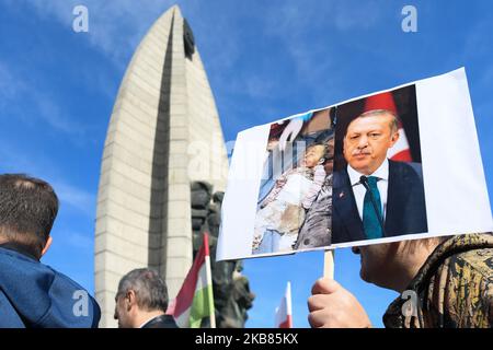Kurdische Aktivisten und ihre Anhänger während des Protestes 'Rzeszow - Rojawa - eine gemeinsame Sache!' Gegen die türkische Invasion Syriens-Kurdistans, die im Stadtzentrum von Rzeszow vor dem Revolutionary Act Monument organisiert wurde. Am Samstag, den 12. Oktober 2019, in Rzeszow, Woiwodschaft Podkarpackie, Polen. (Foto von Artur Widak/NurPhoto) Stockfoto