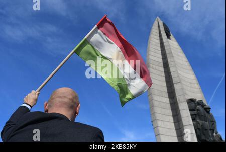 Kurdische Aktivisten und ihre Anhänger während des Protestes 'Rzeszow - Rojawa - eine gemeinsame Sache!' Gegen die türkische Invasion Syriens-Kurdistans, die im Stadtzentrum von Rzeszow vor dem Revolutionary Act Monument organisiert wurde. Am Samstag, den 12. Oktober 2019, in Rzeszow, Woiwodschaft Podkarpackie, Polen. (Foto von Artur Widak/NurPhoto) Stockfoto