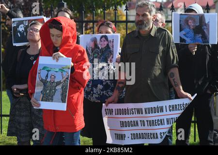 Kurdische Aktivisten und ihre Anhänger während des Protestes 'Rzeszow - Rojawa - eine gemeinsame Sache!' Gegen die türkische Invasion Syriens-Kurdistans, die im Stadtzentrum von Rzeszow vor dem Revolutionary Act Monument organisiert wurde. Am Samstag, den 12. Oktober 2019, in Rzeszow, Woiwodschaft Podkarpackie, Polen. (Foto von Artur Widak/NurPhoto) Stockfoto