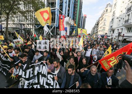 Am 12. Oktober 2019 gehen Menschen vor dem Centre Centre de Centre de Centre de Paris zur Unterstützung der Kurden und gegen die türkische Offensive in Syrien. Am 9. Oktober 2019 begann das türkische Militär seinen Angriff auf kurdisch behaltenes Gebiet in Nordsyrien, wobei es mit Artillerie und Luftangriffen einsetzte. Kurden evakuieren die Region rasch, und mindestens 24 Menschen wurden im Norden Syriens getötet. Laut dem türkischen Präsidenten Recep Erdogan besteht das Ziel der Türkei darin, eine Pufferzone zu schaffen, die die Kurden Syriens von der türkischen Grenze trennt. (Foto von Michel Stoupak/NurPhoto) Stockfoto