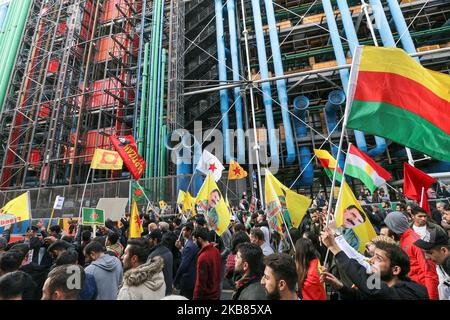 Am 12. Oktober 2019 gehen Menschen vor dem Centre Centre de Centre de Centre de Paris zur Unterstützung der Kurden und gegen die türkische Offensive in Syrien. Am 9. Oktober 2019 begann das türkische Militär seinen Angriff auf kurdisch behaltenes Gebiet in Nordsyrien, wobei es mit Artillerie und Luftangriffen einsetzte. Kurden evakuieren die Region rasch, und mindestens 24 Menschen wurden im Norden Syriens getötet. Laut dem türkischen Präsidenten Recep Erdogan besteht das Ziel der Türkei darin, eine Pufferzone zu schaffen, die die Kurden Syriens von der türkischen Grenze trennt. (Foto von Michel Stoupak/NurPhoto) Stockfoto