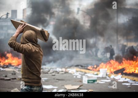 Schwere Zusammenstöße mit der Polizei am 12. Oktober 2019 in Quito, Ecuador, am 10.. Tag des Nationalen Streiks gegen den Anstieg der Kraftstoffpreise in Ecuador. (Foto von Rafael Rodriguez/NurPhoto) Stockfoto