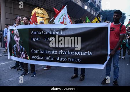 Die Menschen in Palermo sind auf die Straße gegangen, um gegen die türkische Aggression gegen die syrischen Kurden zu protestieren. Etwa 250 Menschen haben sich der Initiative von linken Bewegungen, COBAS und sozialen Zentren angeschlossen. Im Palazzo delle Aquile, dem Sitz des Bürgermeisters Leoluca Orlando, der die Initiative unterstützt hat, ist ein Banner gegen den Krieg zu sehen. Palermo, Den 12. Oktober 2019. (Foto von Francesco Militello Mirto/NurPhoto) Stockfoto