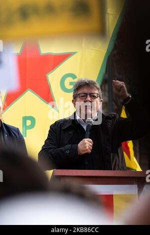 Jean-Luc Mélenchon, Vorsitzender der politischen Partei La France Insoumise (LFI), spricht vor der Abreise der Demonstration, während am Samstag, dem 12. Oktober 2019, Mehrere tausend Mitglieder der französisch-kurdischen Gemeinde demonstrierten auf den Straßen von Paris gegen die Offensive der türkischen Armee in der Region Rovaja, im syrischen Kurdistan, dem letzten Wall gegen Daesh. (Foto von Samuel Boivin/NurPhoto) Stockfoto