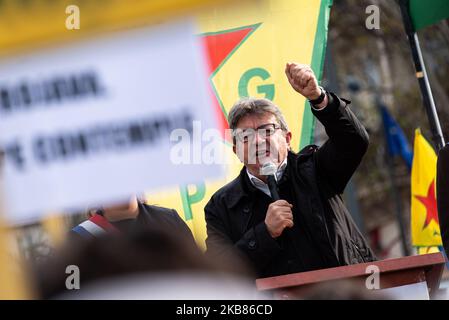 Jean-Luc Mélenchon, Vorsitzender der politischen Partei La France Insoumise (LFI), spricht vor der Abreise der Demonstration, während am Samstag, dem 12. Oktober 2019, Mehrere tausend Mitglieder der französisch-kurdischen Gemeinde demonstrierten auf den Straßen von Paris gegen die Offensive der türkischen Armee in der Region Rovaja, im syrischen Kurdistan, dem letzten Wall gegen Daesh. (Foto von Samuel Boivin/NurPhoto) Stockfoto