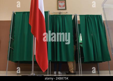 Ein Paar entscheidet, wie es bei den polnischen Parlamentswahlen in einer lokalen Polling Station Nummer 1 in Glogow Malopolski seine Stimme abgeben soll. Am Sonntag, 13. Oktober 2019, in Glogow Malopolski, Woiwodschaft Podkarpackie, Polen. (Foto von Artur Widak/NurPhoto) Stockfoto