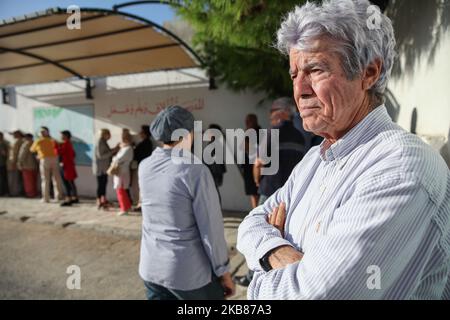 Ein Tunesier steht am 13. Oktober in der Stadt Ennasr, im Gouvernement Ariana, nordöstlich von Tunesien, vor einem Wahllokal an, um seine Stimme für die Stichwahl abzugeben. 2019. (Foto von Chedly Ben Ibrahim/NurPhoto) Stockfoto