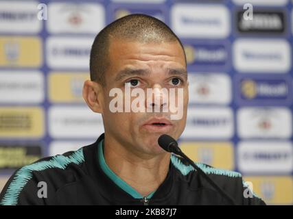 Der portugiesische Spieler Pepe spricht am 13. Oktober 2019 während einer Pressekonferenz im Olimpiyskiy-Stadion in Kiew, Ukraine. Die Nationalmannschaften der Ukraine und Portugals stehen am 14. Oktober 2019 beim UEFA Euro 2020 Qualifier - Fußballspiel der Gruppe B im Olimpiyskiy-Stadion in Kiew gegenüber. (Foto von STR/NurPhoto) Stockfoto