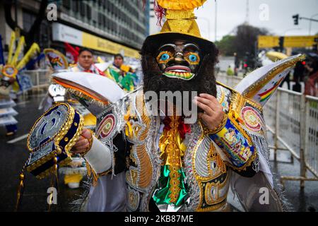 Die "XI Enter folklorica-Cultural Integration - bolivia tanzt in Argentinien" wurde am 12. Oktober 2019 in Buenos Aires, Argentinien, gefeiert. Dies ist ein Raum der Integration der Bolivianer mit den Argentiniern und mit der Welt. Mehr als 15.000 Tänzer aus 140 Bruderschaften nahmen Teil, die tanzten. Es spiegelt die Vielfalt und den kulturellen Reichtum der bolivianischen Völker und Nation wider. (Foto von Federico Rotter/NurPhoto) Stockfoto