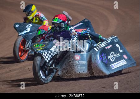 Nevill Penfold & Kev Jones (2) führt Andy Cossar & Gareth Williams (72) während des ACU Sidecar Speedway Manchester Masters, Belle Vue National Speedway Stadium, Manchester Freitag, 11. Oktober 2019 (Foto: Ian Charles/MI News/NurPhoto) Stockfoto