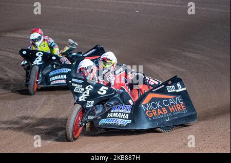 Mick Cave & Bradley Steer (5) führt Andy Cossar & Gareth Williams (72) während des ACU Sidecar Speedway Manchester Masters, Belle Vue National Speedway Stadium, Manchester Freitag, 11. Oktober 2019 (Foto von Ian Charles/MI News/NurPhoto) Stockfoto