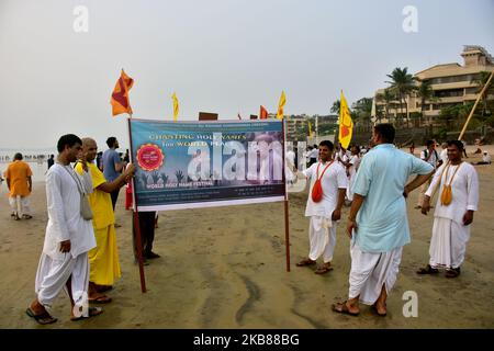 ISKCON-Anhänger singen Heilige Namen für den Weltfrieden während des „World Holy Name Festival“ am Juhu Beach am 13. Oktober 2019 in Mumbai. (Foto von Azhar Khan/NurPhoto) Stockfoto