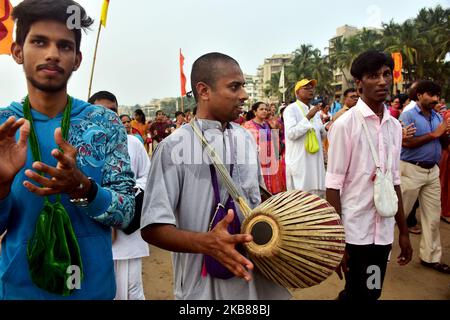 ISKCON-Anhänger singen Heilige Namen für den Weltfrieden während des „World Holy Name Festival“ am Juhu Beach am 13. Oktober 2019 in Mumbai. (Foto von Azhar Khan/NurPhoto) Stockfoto