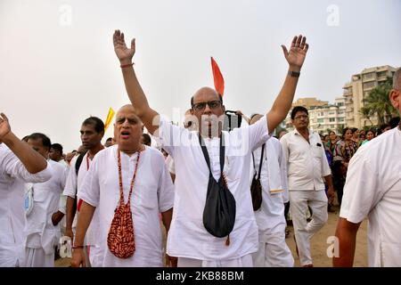 ISKCON-Anhänger singen Heilige Namen für den Weltfrieden während des „World Holy Name Festival“ am Juhu Beach am 13. Oktober 2019 in Mumbai. (Foto von Azhar Khan/NurPhoto) Stockfoto