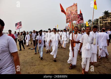 ISKCON-Anhänger singen Heilige Namen für den Weltfrieden während des „World Holy Name Festival“ am Juhu Beach am 13. Oktober 2019 in Mumbai. (Foto von Azhar Khan/NurPhoto) Stockfoto