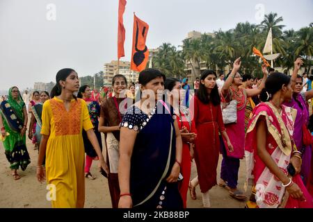 ISKCON-Anhänger singen Heilige Namen für den Weltfrieden während des „World Holy Name Festival“ am Juhu Beach am 13. Oktober 2019 in Mumbai. (Foto von Azhar Khan/NurPhoto) Stockfoto