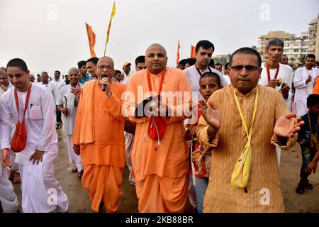 ISKCON-Anhänger singen Heilige Namen für den Weltfrieden während des „World Holy Name Festival“ am Juhu Beach am 13. Oktober 2019 in Mumbai. (Foto von Azhar Khan/NurPhoto) Stockfoto