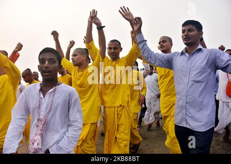 ISKCON-Anhänger singen Heilige Namen für den Weltfrieden während des „World Holy Name Festival“ am Juhu Beach am 13. Oktober 2019 in Mumbai. (Foto von Azhar Khan/NurPhoto) Stockfoto