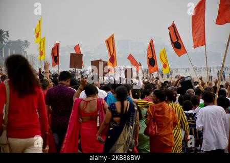 ISKCON-Anhänger singen Heilige Namen für den Weltfrieden während des „World Holy Name Festival“ am Juhu Beach am 13. Oktober 2019 in Mumbai. (Foto von Azhar Khan/NurPhoto) Stockfoto