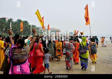 ISKCON-Anhänger singen Heilige Namen für den Weltfrieden während des „World Holy Name Festival“ am Juhu Beach am 13. Oktober 2019 in Mumbai. (Foto von Azhar Khan/NurPhoto) Stockfoto