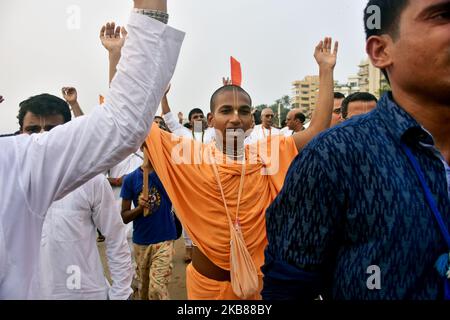 ISKCON-Anhänger singen Heilige Namen für den Weltfrieden während des „World Holy Name Festival“ am Juhu Beach am 13. Oktober 2019 in Mumbai. (Foto von Azhar Khan/NurPhoto) Stockfoto