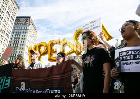 Hunderte von Aktivisten marschierten vom Times Square zum Union Square in New York City, um am 13. Oktober 2019 in New York, USA, die Amtsenthebung von Präsident Donald Trump zu fordern. (Foto von Karla Ann Cote/NurPhoto) Stockfoto