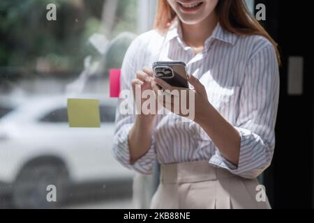 Eine Geschäftsfrau vervollständigt KYC mithilfe eines Online-Banking-Programms, um ein digitales Sparkonto zu eröffnen. Die Definition von Cyber-Sicherheit Stockfoto