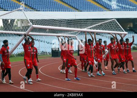 Die Spieler der Nationalmannschaft Bangladeshs tragen einen Torpfosten beim Â-Training vor ihrer WM 2022 andÂ beim Qualifikationsspiel der AFC Asian CupÂ gegen Indien 2023 im Vivekananda Yuba Bharati Krirangan in Kolkata am 14. Oktober 2019 (Foto: Debajyoti Chakraborty/NurPhoto) Stockfoto