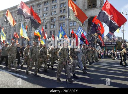 Die Ukrainer nehmen am 14. Oktober 2019 an einem marsch zum 77.. Jahrestag der Gründung der ukrainischen Aufständischen Armee in ZentralKiew, Ukraine, Teil. Tausende Aktivisten verschiedener nationalistischer Parteien und Bewegungen marschierten im Zentrum der ukrainischen Hauptstadt und feierten die Gründung der ukrainischen Aufständischen Armee und des Tages des Verteidigers der Ukraine. Die Ukrainische Aufständische Armee oder UPA kämpfte während des Zweiten Weltkriegs für die Unabhängigkeit der Ukraine gegen die Rote Armee und die Nazi-wermacht. (Foto von STR/NurPhoto) Stockfoto