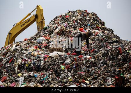 Am 14. Oktober 2019 sucht ein Mann auf der Mülldeponie Rawa Kucing in Tangerang, Provinz Banten, Indonesien, nach Artikeln und Kunststoffen, die er zum Recycling verkaufen kann. Hunderte von Indonesiern riskieren Krankheiten und andere Gefahren in ihrem Kampf um Gegenstände, die sie an Händler verkaufen können, von denen sie in der Region von 50.000 indonesischen Rupiah (USD3,53) verdienen können. Mehr als 1.400 Tonnen Abfall werden täglich an Tangerangs wichtigster Landfüllstelle deponiert. (Foto von Andrew Gal/NurPhoto) Stockfoto