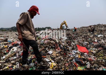 Am 14. Oktober 2019 sucht eine Gruppe von Plünderern auf der Mülldeponie Rawa Kucing in Tangerang, Provinz Banten, Indonesien nach Artikeln und Kunststoffen, die sie zum Recycling verkaufen. Hunderte von Indonesiern riskieren Krankheiten und andere Gefahren in ihrem Kampf um Gegenstände, die sie an Händler verkaufen können, von denen sie in der Region von 50.000 indonesischen Rupiah (USD3,53) verdienen können. Mehr als 1.400 Tonnen Abfall werden täglich an Tangerangs wichtigster Landfüllstelle deponiert. (Foto von Andrew Gal/NurPhoto) Stockfoto