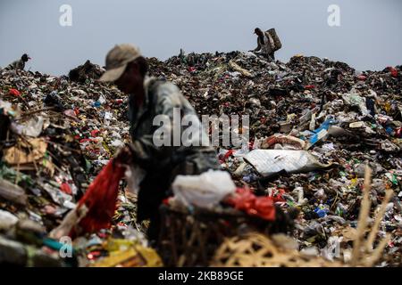 Am 14. Oktober 2019 sucht eine Gruppe von Plünderern auf der Mülldeponie Rawa Kucing in Tangerang, Provinz Banten, Indonesien nach Artikeln und Kunststoffen, die sie zum Recycling verkaufen. Hunderte von Indonesiern riskieren Krankheiten und andere Gefahren in ihrem Kampf um Gegenstände, die sie an Händler verkaufen können, von denen sie in der Region von 50.000 indonesischen Rupiah (USD3,53) verdienen können. Mehr als 1.400 Tonnen Abfall werden täglich an Tangerangs wichtigster Landfüllstelle deponiert. (Foto von Andrew Gal/NurPhoto) Stockfoto