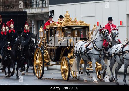 Die britische Königin Elizabeth II fährt im Diamond Jubilee State Coach zum Houses of Parliament, um die Rede der Königin während der Eröffnung des Parlaments am 14. Oktober 2019 in London, England, zu halten. (Foto von Wiktor Szymanowicz/NurPhoto) Stockfoto