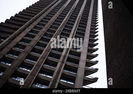 Der Shakespeare Tower steht am 14. Oktober 2019 auf dem Barbican Estate in London, England. (Foto von David Cliff/NurPhoto) Stockfoto