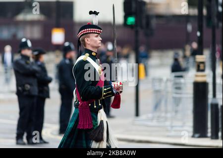 Mitglieder des 2. Bataillons des Royal Regiment of Scotland marschieren während der Staatseröffnung des Parlaments am 14. Oktober 2019 in London, England, vor den Houses of Parliament. (Foto von Wiktor Szymanowicz/NurPhoto) Stockfoto