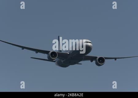 Eine Boeing 777-200 von United Airlines fliegt am 13. Oktober 2019 über die Bucht von San Francisco in San Francisco, Kalifornien. United Airlines wird am Mittwoch, den 16. Oktober, eine Telefonkonferenz zur Besprechung der Finanzergebnisse des dritten Quartals 2019 abhalten. (Foto von Yichuan Cao/NurPhoto) Stockfoto